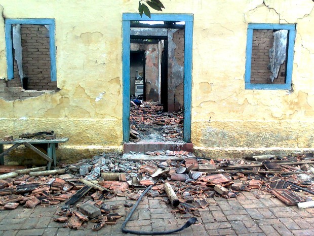Casa da família ficou destruída após o incêndio provocado pelos criminosos. (Foto: Carlos Alberto Soares / TV TEM)