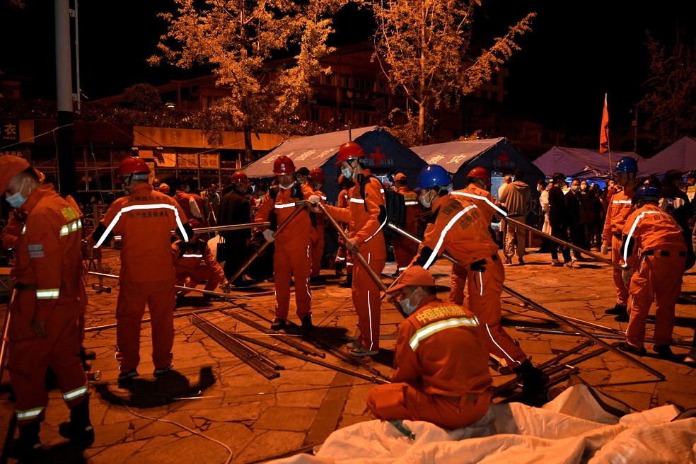 Equipe de resgate trabalha em área afetada por terremoto na China, em 6 de setembro de 2022. — Foto: China Daily via Reuters 