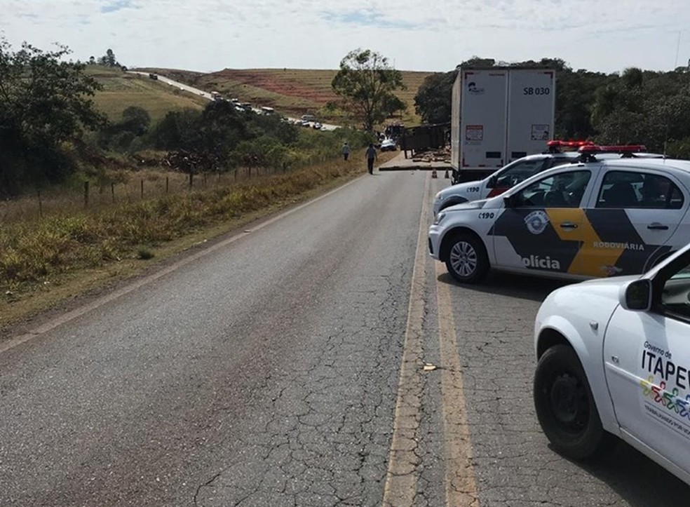 Foram acionadas no acidente em Itapeva (SP) equipes da Polícia Rodoviária, Militar, Samu e bombeiros — Foto: Arquivo Pessoal
