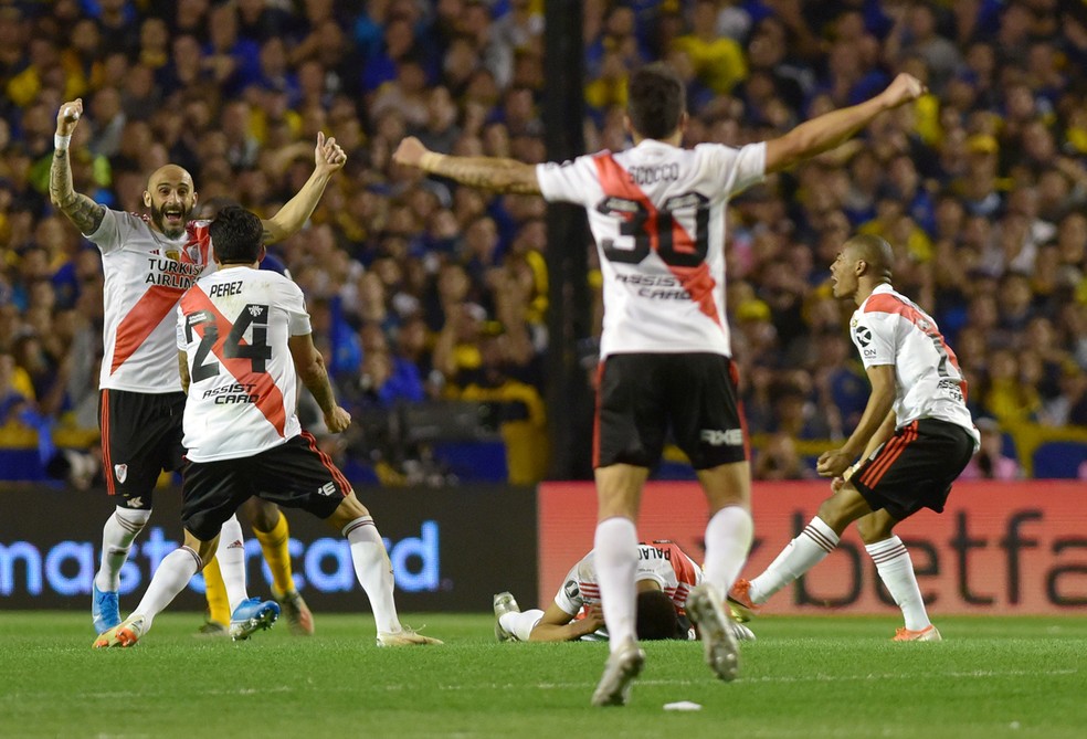 Jogadores do River Plate comemoram vitória sobre o Boca Juniors — Foto: Pablo Stefanec/Reuters
