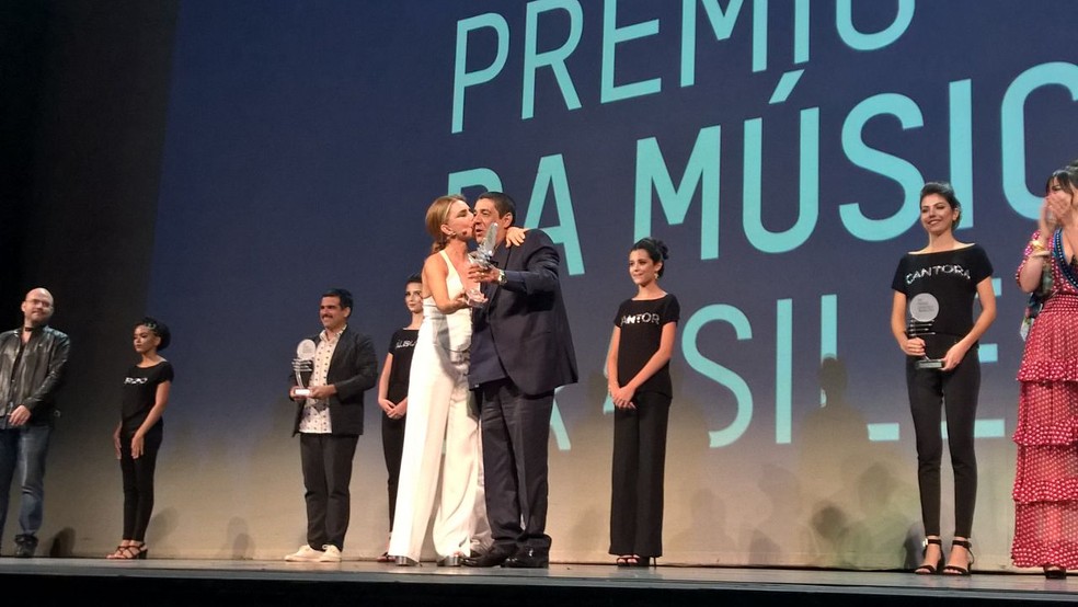 Zeca Pagodinho recebe o prêmio de melhor cantor na categoria Samba (Foto: Carlos Brito/G1)