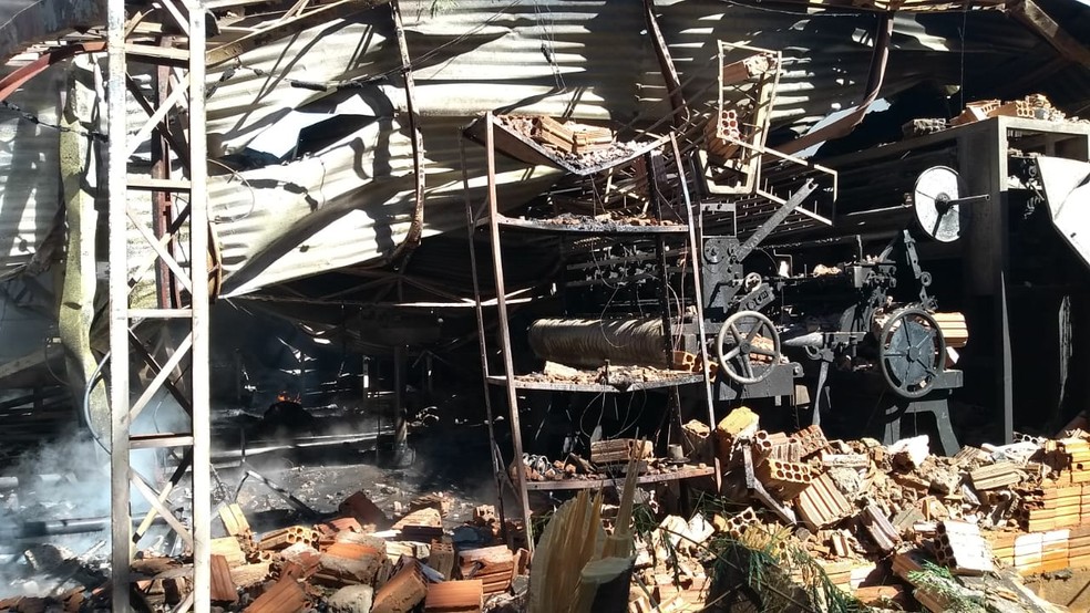 Chamas destruíram a parte da fábrica ondem ficam as máquinas  (Foto: Carolina Abelin / TV TEM )