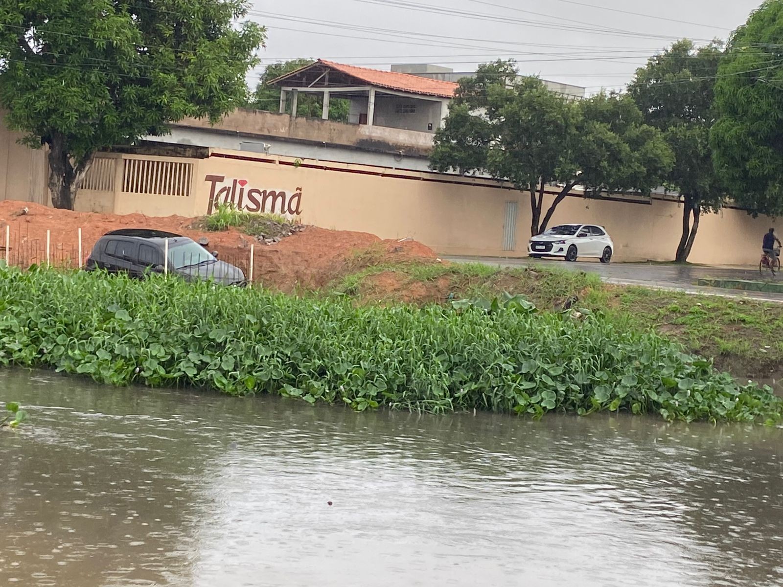 Motorista abandona carro após veículo cair em obra de ponte no Canal do Beirol em Macapá