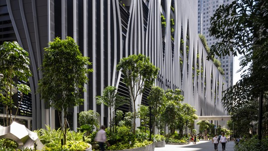 Arranha-céu em Singapura abriga floresta urbana