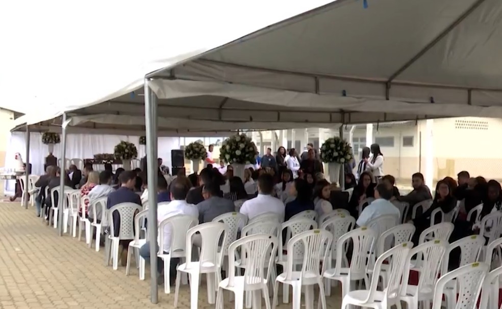 Pátio do presídio virou salão de festas para casamento coletivo na Bahia  — Foto: Reprodução/TV Sudoeste 