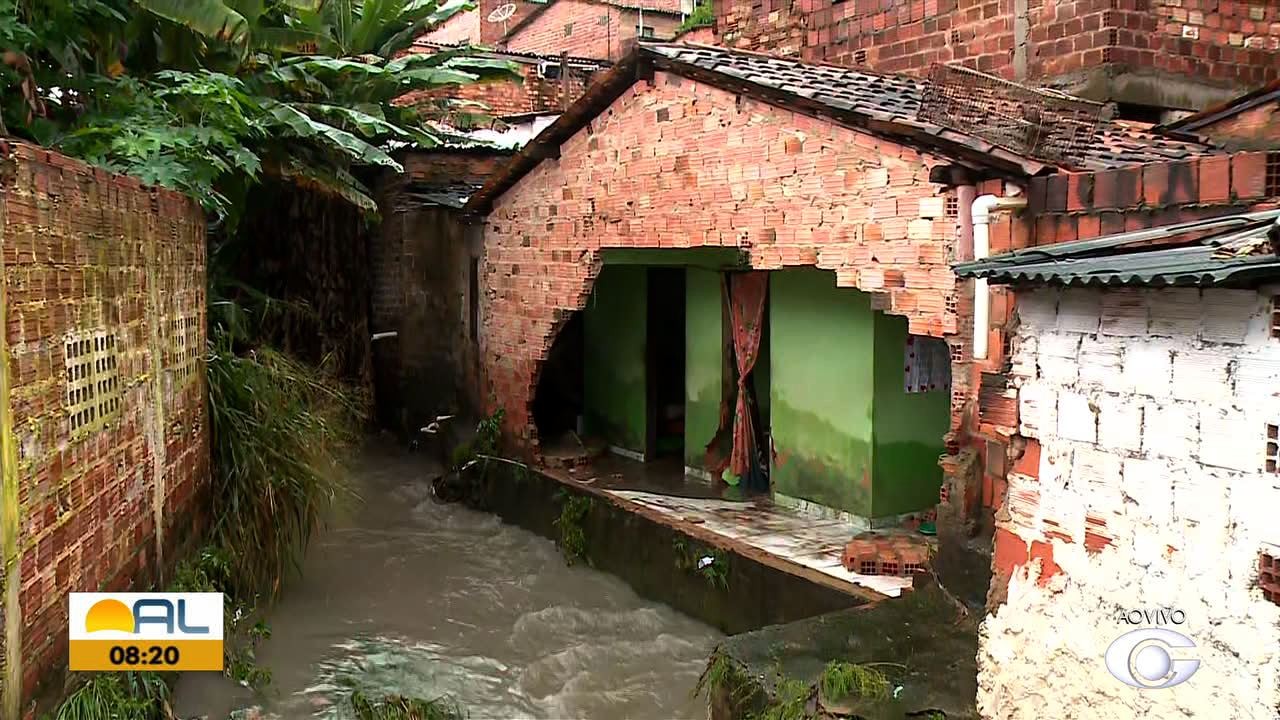 Parte de casa desabada na Grota do Neno, no Jacintinho; não há feridos