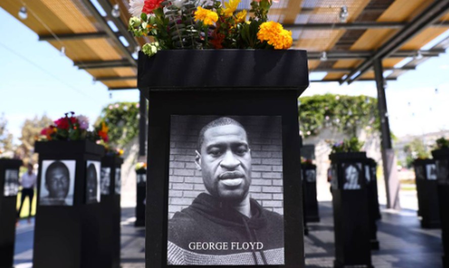 Foto de George Floyd é exibida em exposição no com outras 200 imagens de negros e negras dos EUA vítimas de racismo e crime de ódio em San Diego, na California