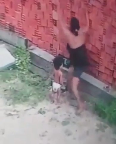 Mulher protege bebê o ver que muro desabaria sobre ele (Foto: Reprodução / Twitter)