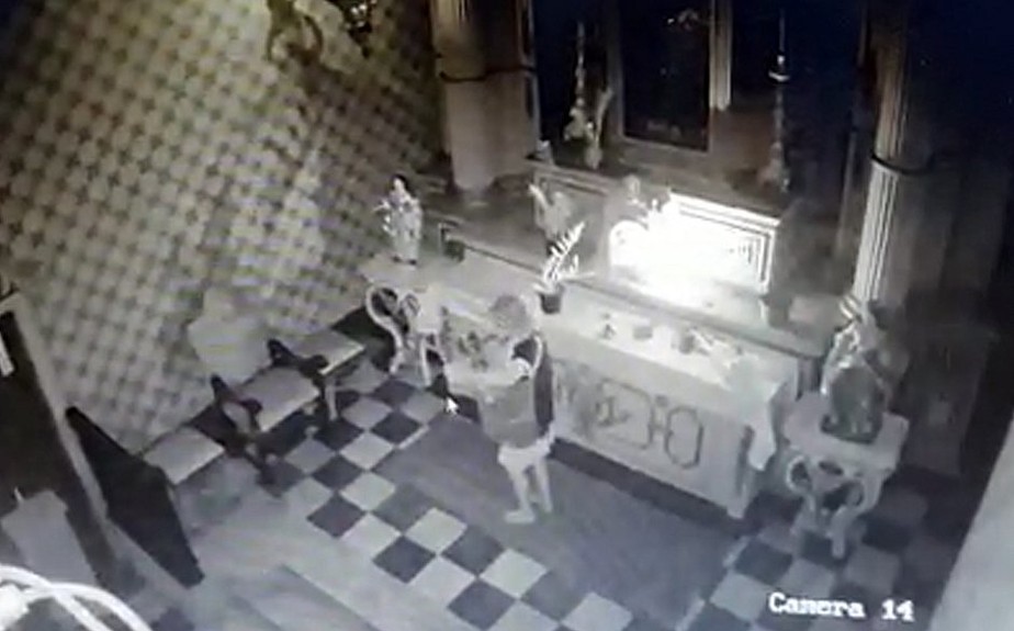 Câmeras de segurança flagraram o momento em que a mulher rouba hóstias da Igreja Nossa Senhora da Ajuda, localizada no Centro Histórico de Salvador
