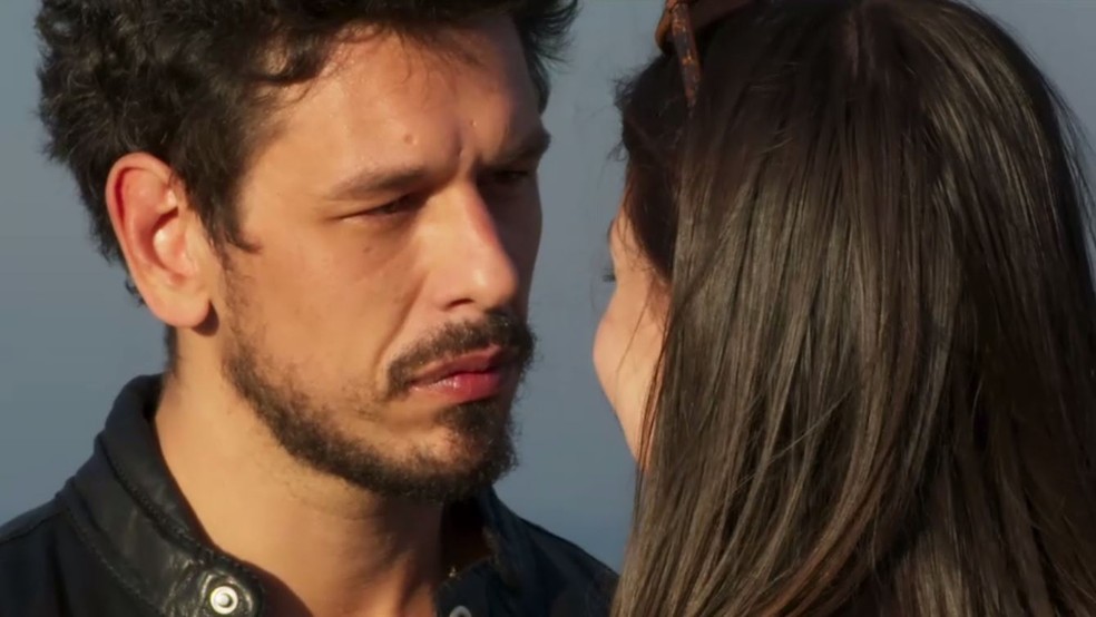 Alain diz à namorada que pensou nela para o papel principal de Júlia Castelo — Foto: TV Globo