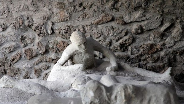 BBC - Estatua de pessoa em Pompeia (Foto: BBC/AT Land Productions/Lion TV/Caterina Turroni via BBC)