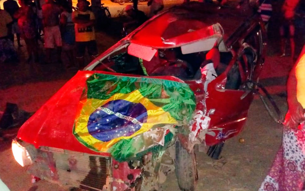 Carro ficou destruÃ­do apÃ³s ser atingido por caminhÃ£o (Foto: Blog Sigi Vilares)