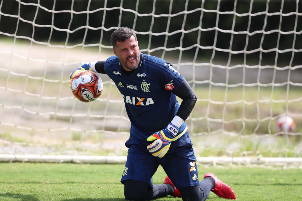 Perto da estreia, Julio Cesar elogia Vinicius a italianos e fala do retorno: Vale a pena