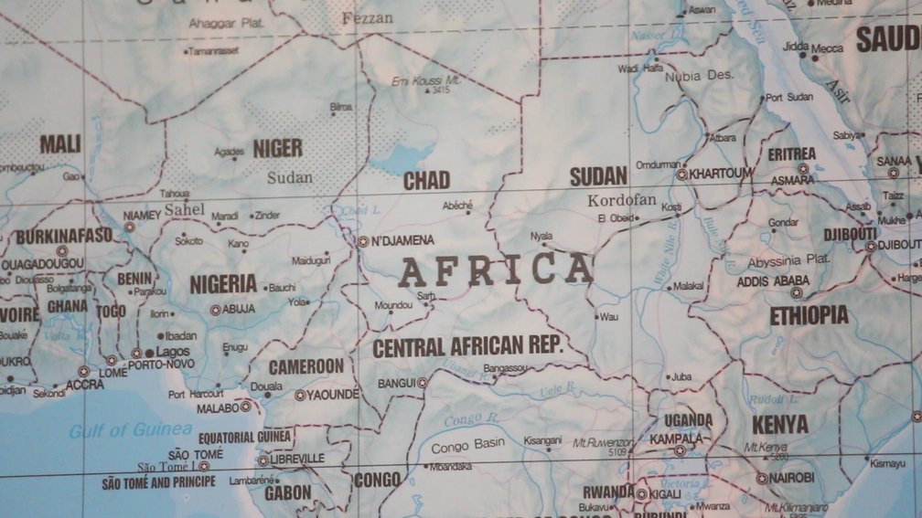 Mapa dos países da África fica na sala do diretor da penitenciária de Itaí (Foto: Carlos Dias/G1)