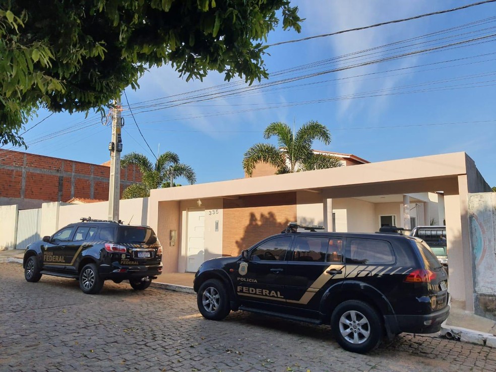 PF cumpre mandado de prisão e 12 de busca e apreensão em operação contra fraudes e desvio de verbas no sudoeste da BA — Foto: Divulgação/PF