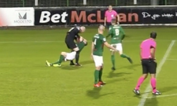 O goleiro Aaron McCarey agredindo o colega de equipe Bobby Burns em jogo da primeira divisão do campeonato da Irlanda do Norte (Foto: Reprodução)