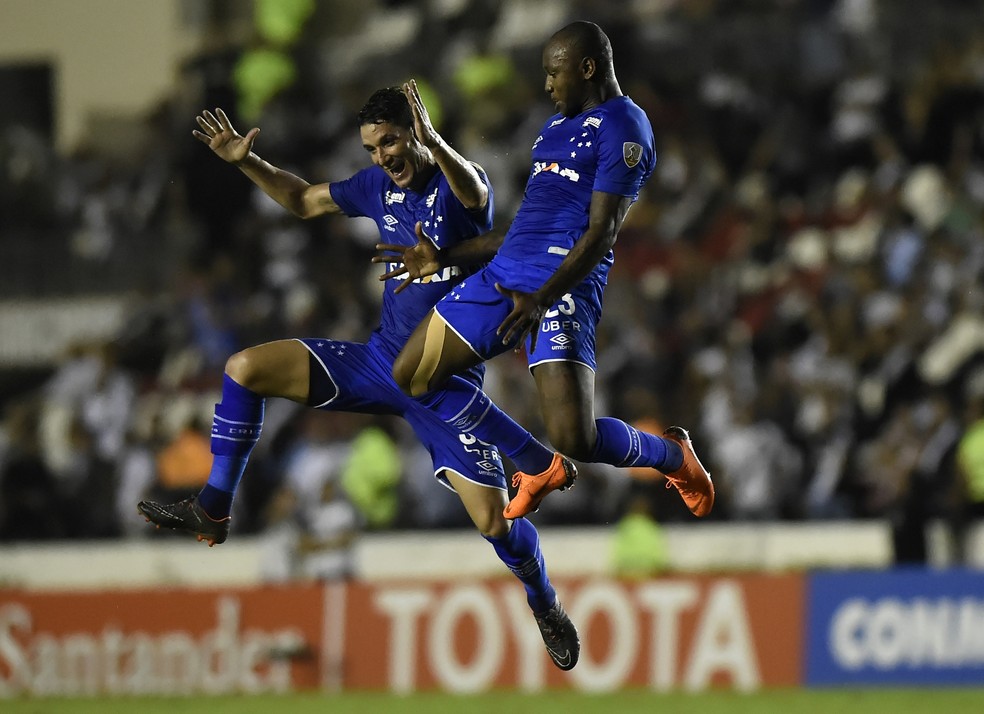 SassÃ¡ e Thiago Neves comemoraram o terceiro gol do Cruzeiro contra o Vasco  (Foto: AndrÃ© DurÃ£o/GloboEsporte.com)