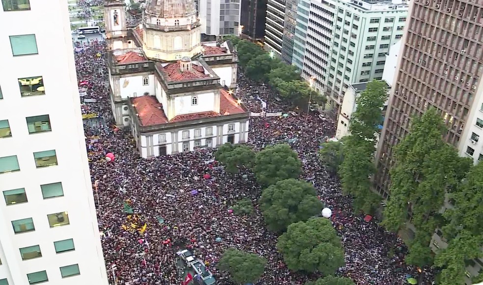 Manifestantes na CandelÃ¡ria, no Centro do Rio, em protesto contra corte na educaÃ§Ã£o â€” Foto: ReproduÃ§Ã£o/ TV Globo