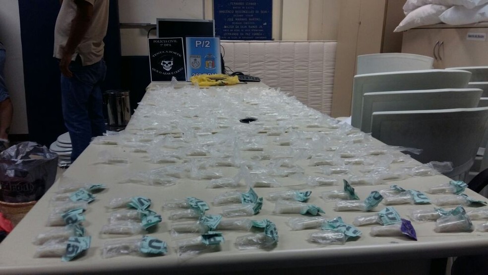 Drogas foram apreendidas com o suspeito em uma casa na BR-040, em Itaipava (Foto: Polícia Civil | Divulgação)