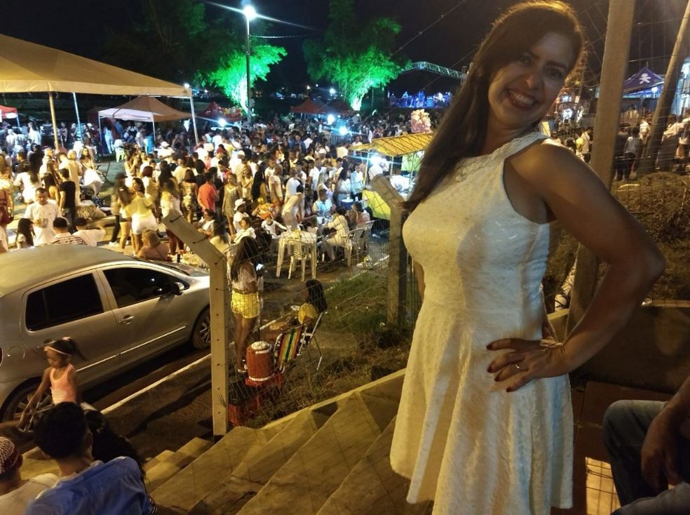 Cássia Darub assistiu a festa da Base na casa dos pais que fica no bairro (Foto: Aline Nascimento/G1)