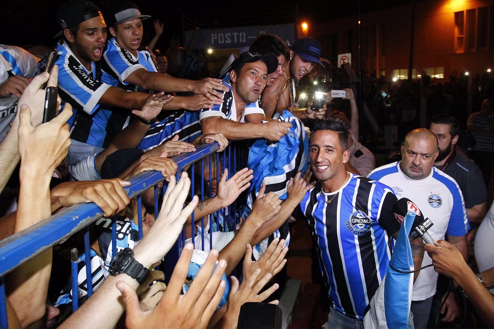 Barrios foi recebido com festa em Porto Alegre (Foto: Lucas Uebel/Grêmio)