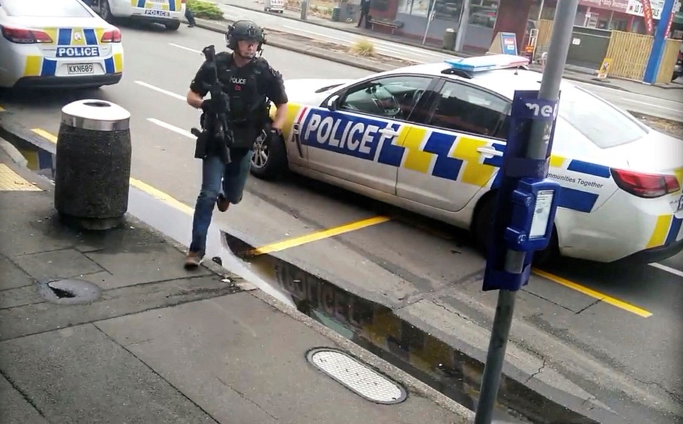 Policial chega em mesquita de Linwood, em Christchurch, na Nova Zelândia, após relatos de tiros nesta sexta-feira (15)  — Foto: Vídeo obtido pela Reuters
