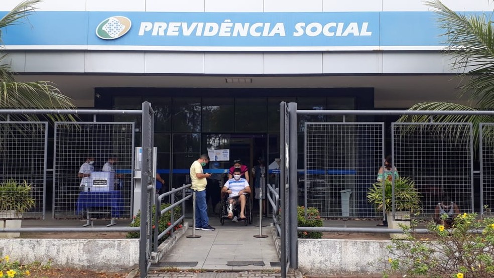 Beneficiários realizam perícia médica na agência do INSS do Bairro Edson Queiroz, em Fortaleza — Foto: Bruno Cabral/SVM