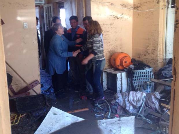 Bachelet visita família afetada pelo terremoto em Coquimbo (Foto: Reprodução/ Twitter/ Gobienro de Chile)