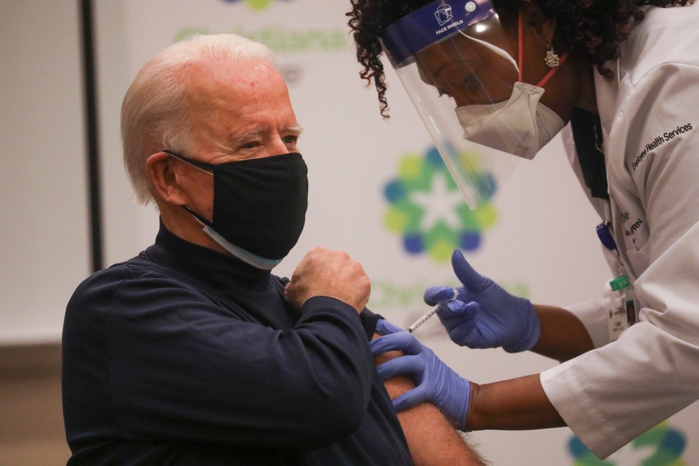 Biden recebe primeira dose da vacina da Pfizer nos EUA, em dezembro de 2020 — Foto: REUTERS/Leah Millis