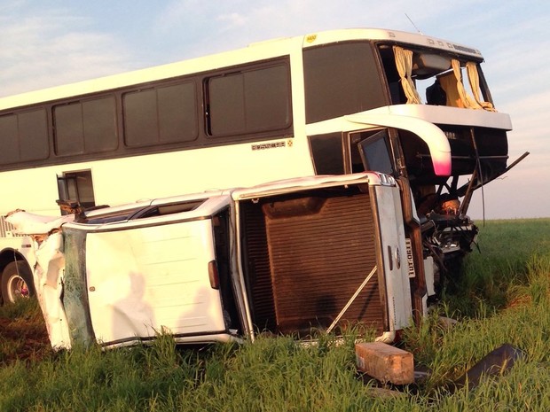 Homem morreu em um acidente entre um ônibus e uma caminhonete, na manhã deste domingo (24), na VRS 817 em Espumoso, na Região Norte do Rio Grande do Sul (Foto: Francieli Alonso/RBS TV)
