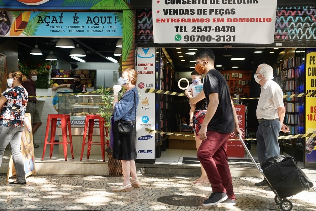 Idosos circulam em área de comércio em Copacabana — Foto: Marcos Serra Lima/ G1