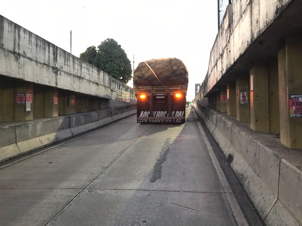 Carreta quebra e interdita túnel da Avenida Lima e Silva em Natal — Foto: Geraldo Jerônimo/Inter TV Cabugi