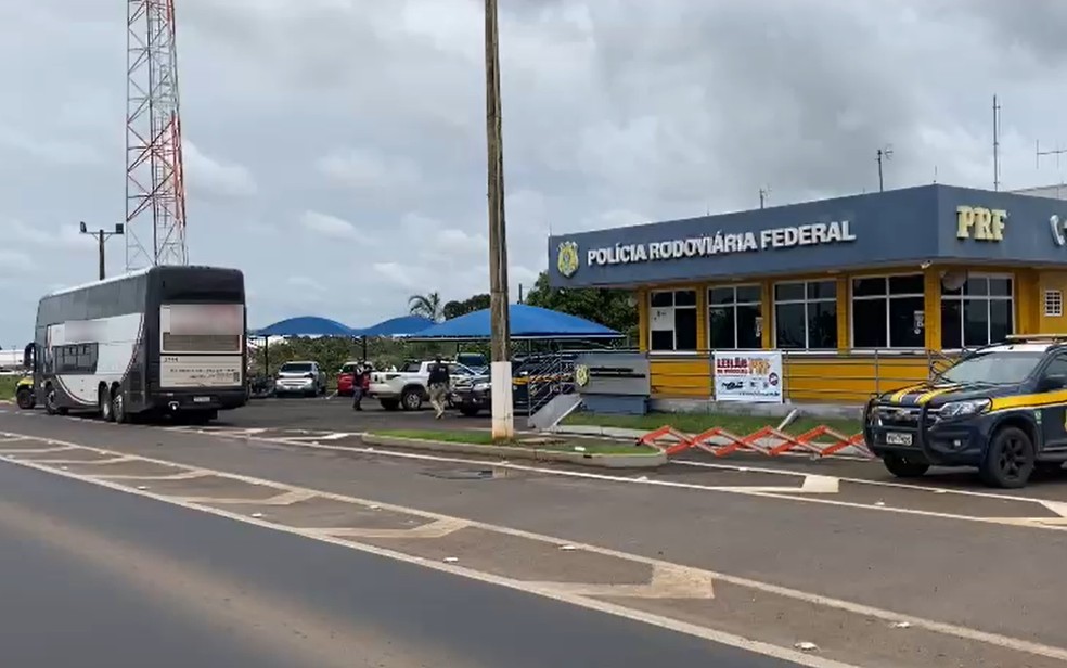Ônibus apreendido na PRF de Catalão — Foto: Reprodução/TV Anhanguera