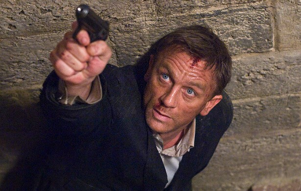 A série cinematográfica '007' já rendeu dois ferimentos graves ao ator Daniel Craig: um machucado na mão e uma distensão muscular. (Foto: Divulgação)