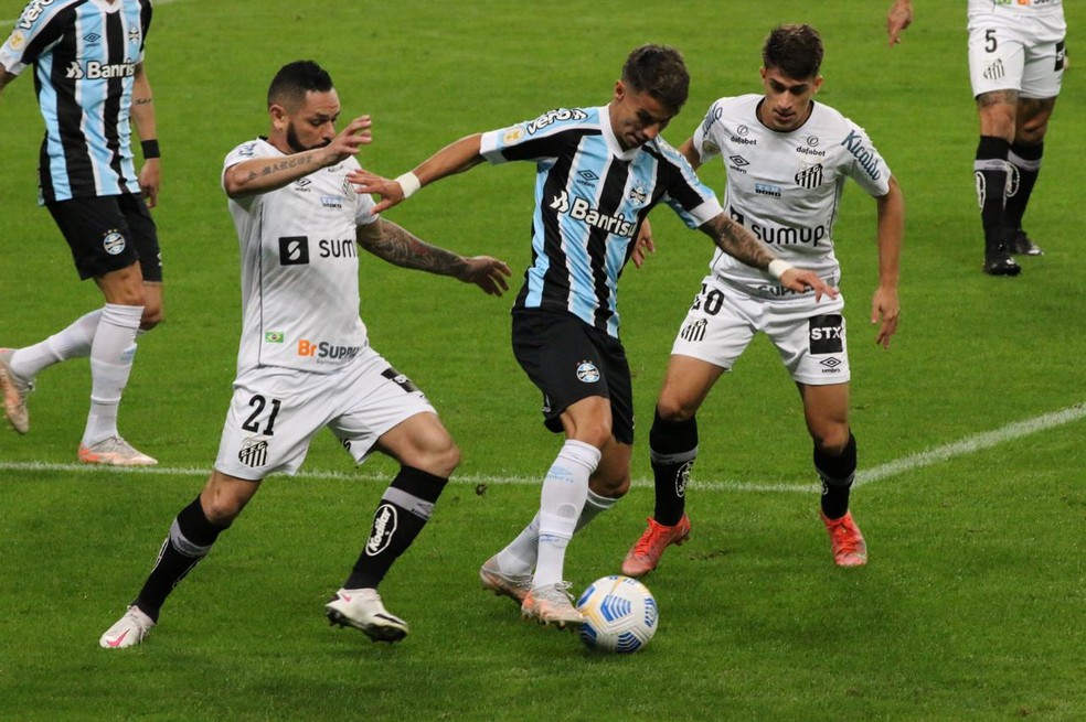 Ferreira é cercado por dois marcadores contra o Santos — Foto: Eduardo Moura/ge