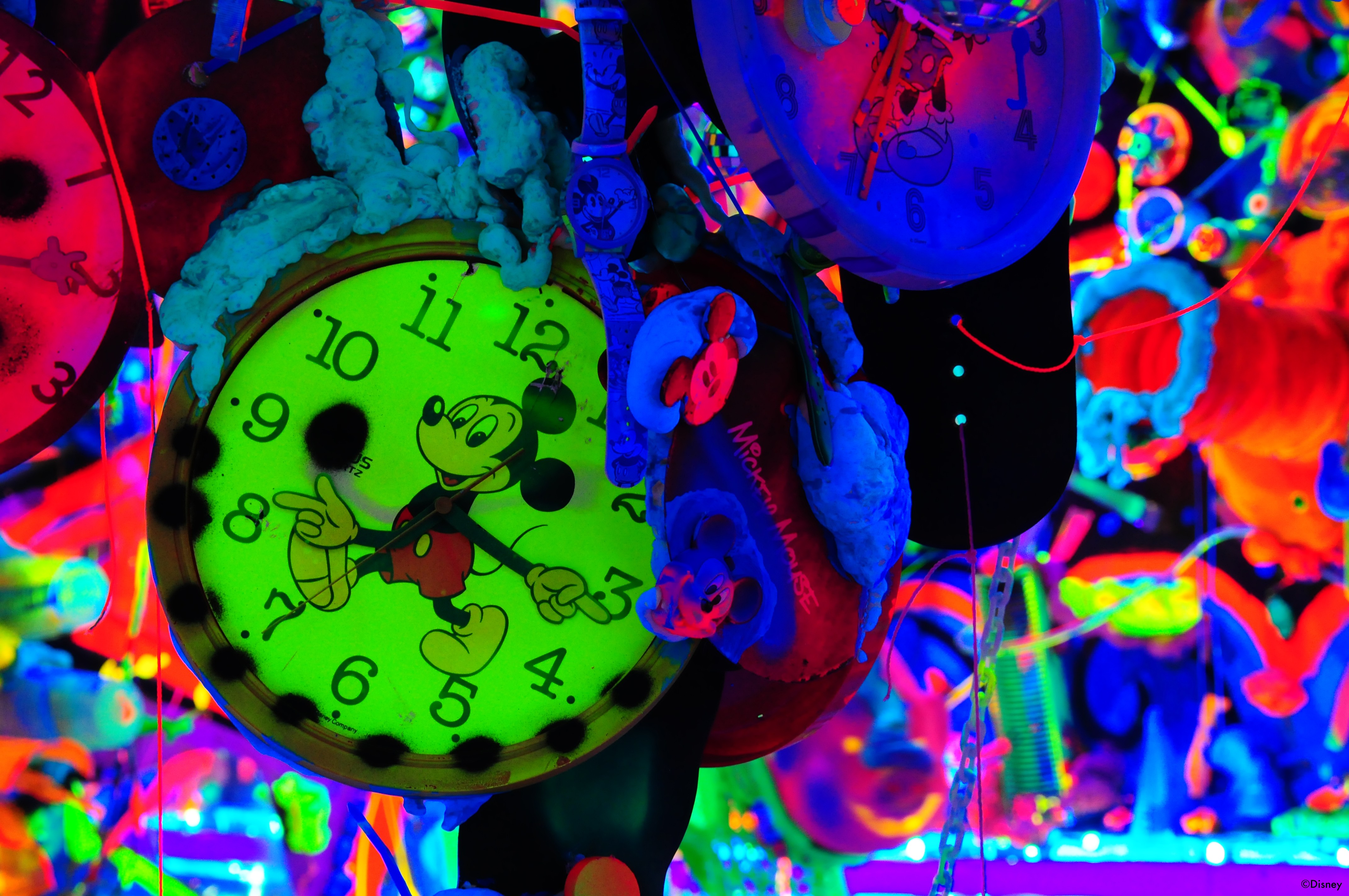 "Cosmic Cavern", instalação infusa em neon e inspirada no clássico relógio de pulso de Mickey Mouse, de Kenny Scharf (Foto: Divulgação)