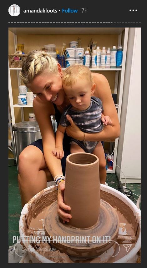 Viúva de Nick Cordero, Amanda Kloots revela que misturou as cinzas do ator com argila para fazer vasos (Foto: Instagram)