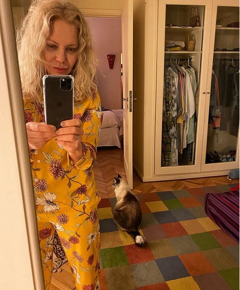 A atriz Cecilia Roth respondeu à edição de sua foto com uma selfie de pijama e sem maquiagem (Foto: Instagram)