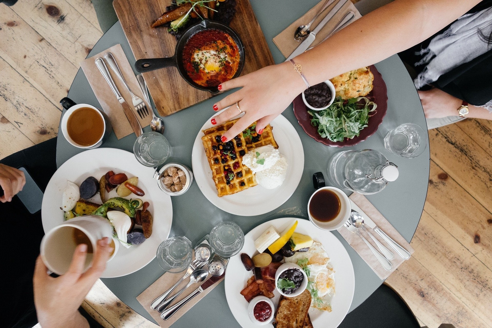 Estudo mostra que tomar um café da manhã reforçado pode ajudar a emagrecer. Acima: mesa arrumada para o café da manhã. (Foto: Free-Photos/Pixabay )