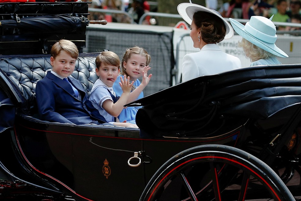 O príncipe George, o príncipe Louis e a princesa Charlotte andam de carruagem com Kate, duquesa de Cambridge, e Camilla, duquesa da Cornualha — Foto: Peter Nicholls/Reuters 