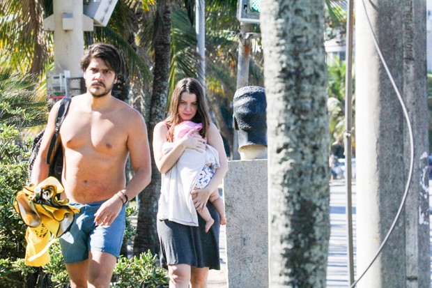 Nathalia Dill e Pedro Curvello levaram a pequena Eva à praia (Foto: AgNews)