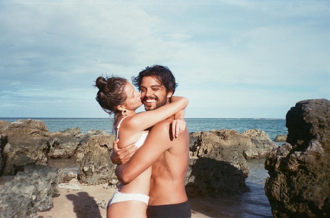 Agatha Moreira compartilhou cliques românticos ao lado do namorado Rodrigo Simas (Foto: Reprodução/Instagram)
