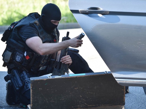 Policiais guardam a frente de um cinema em Viernheim, perto de Frankfurt, na Alemanha, onde um atirador realizou um ataque e deixou feridos (Foto: Boris Roessler/DPA/AP) Policiais guardam a frente de um cinema em Viernheim, perto de Frankfurt, na Alemanha, onde um atirador realizou um ataque e deixou feridos (Foto: Boris Roessler/DPA/AP)
