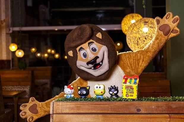 O mascote Leonel, da franquia Mundo Animal, com os brinquedos do combo 