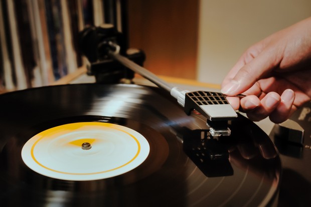 Woman's hand placing the needle on a record. (Foto: Getty Images/iStockphoto)
