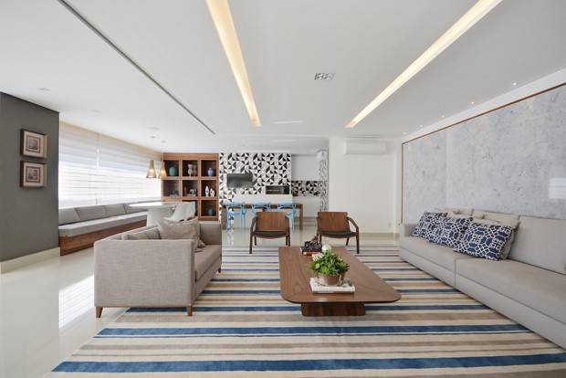 living-sala-estar-tapete-listras-azuis-sofá-branco-mesa-centro-madeira.JPG (Foto: Marcus Camargo/Divulgação)