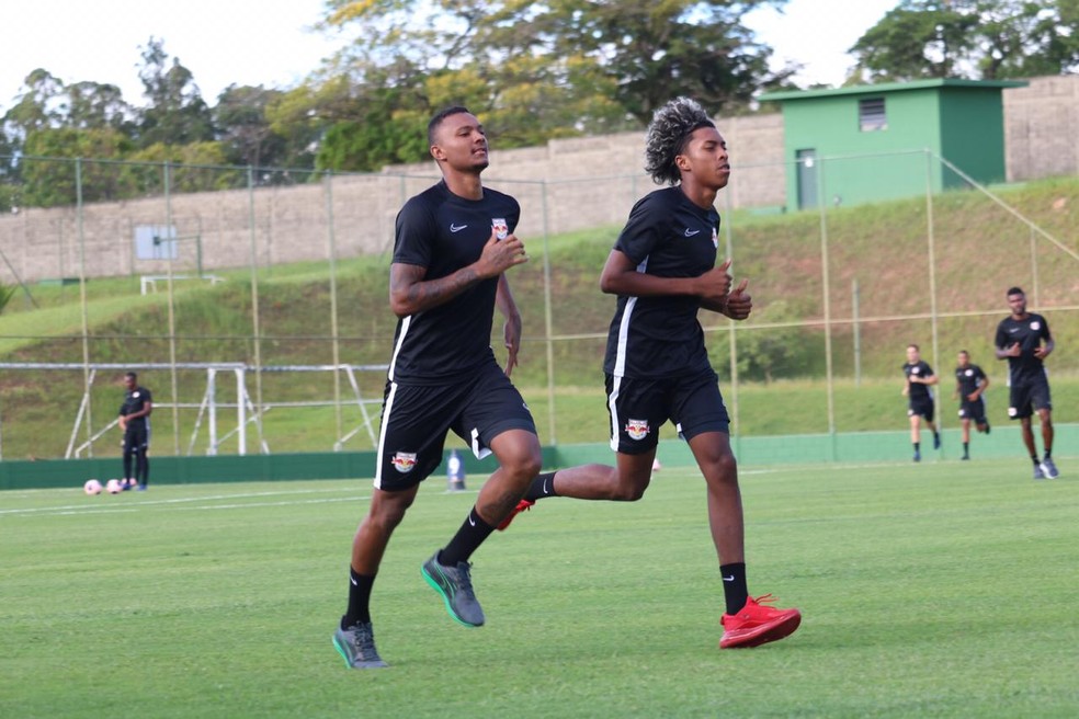 Luan Cândido e Léo Realpe durante treino do Bragantino — Foto: Danilo Sardinha/GloboEsporte.com