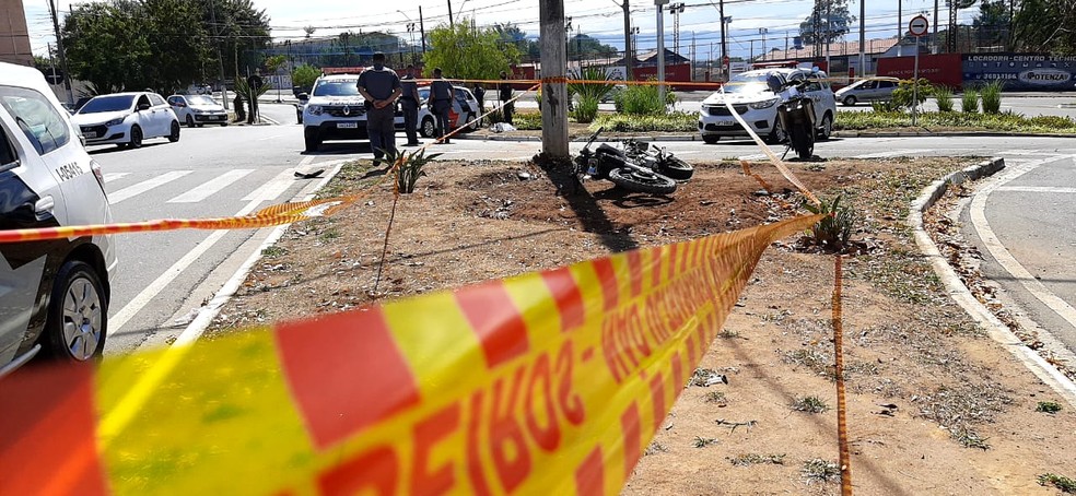 Motociclista morre após bater contra poste em Taubaté, SP — Foto: Rauston Naves/Rádio Metropolitana