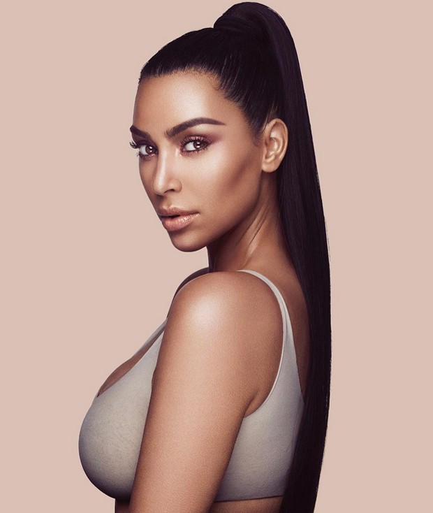 Em tutorial de make, Kim Kardashian abre o jogo sobre seus cílios