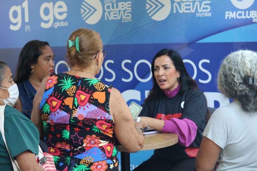 Mulheres fazem atendimento jurídico durante ação realizada pela TV Clube em Teresina — Foto: Isabela Leal/ g1 PI